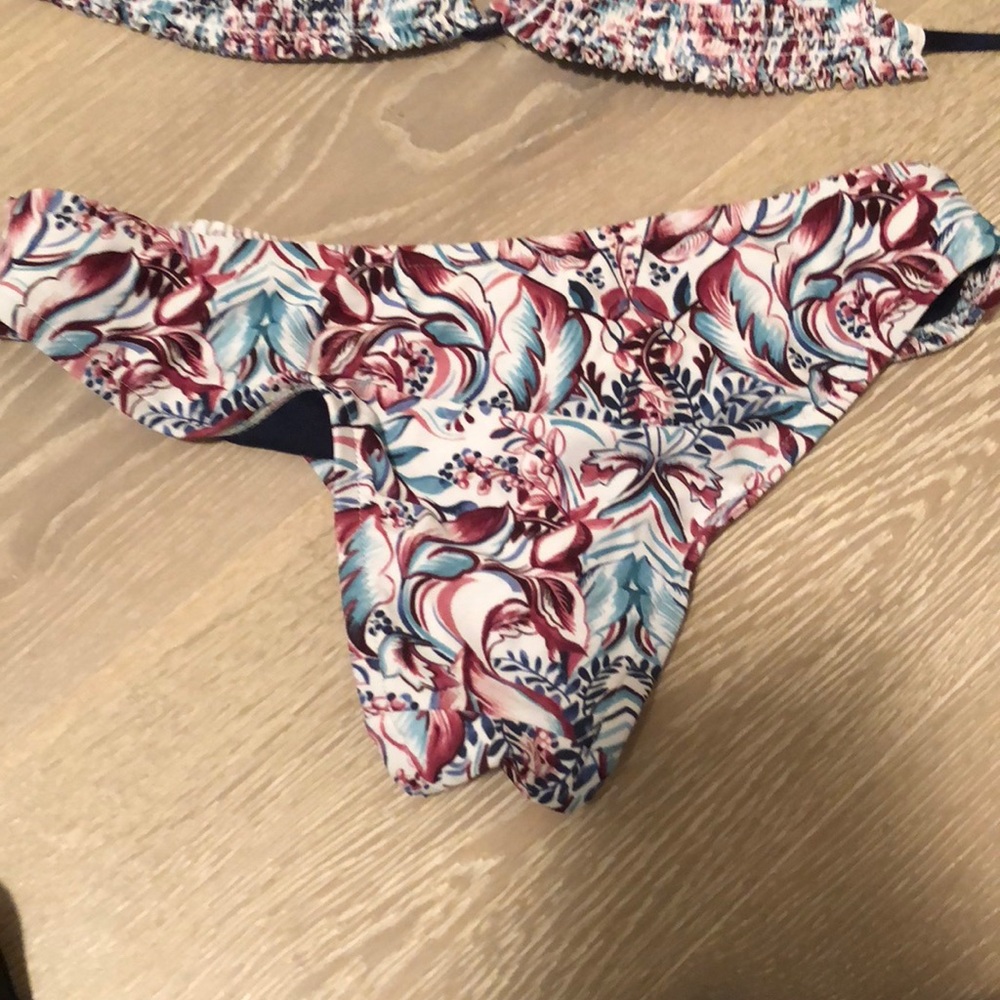 Bikini - Picture 2 of 2